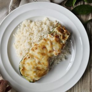 Zapallito italiano gratinado relleno con carne y arroz